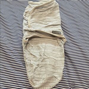 SwaddleMe Zigzag Pattern Swaddle in Gray and White